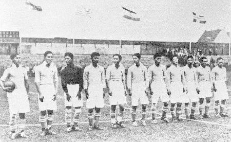 　ベルリン五輪サッカー対スウェーデン戦前に整列する日本代表。左端が竹内悌三主将＝１９３６年８月、ベルリンのヘルタープラッツ・スタジアム