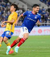 後半、ハットトリックを達成し、駆けだす横浜Ｍ・レオセアラ（右）