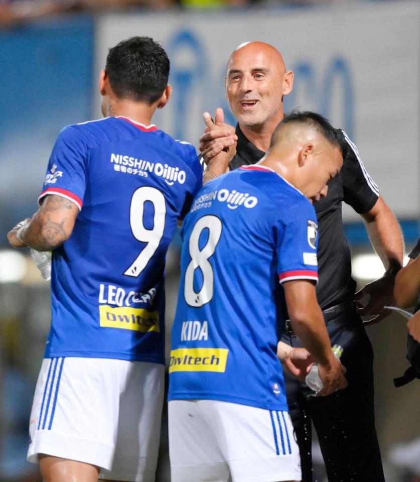 後半、２点目を決めたレオセアラ（９）を祝福する横浜Ｍのマスカット監督