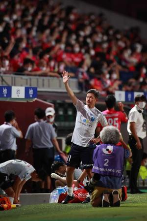 　試合後、大阪のファンに手を振りピッチを後にする横浜ＦＣ・三浦