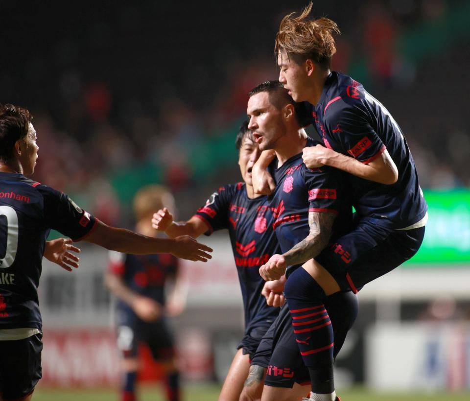 　前半、同点ゴールを決め、祝福をうけるチアゴ（撮影・坂部計介）