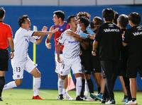 後半、同点ゴールを決め、喜ぶＧ大阪・小野（中央）＝ニッパツ