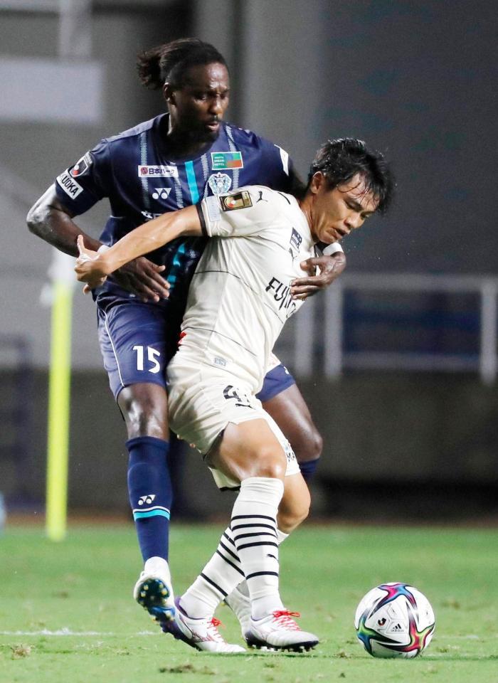 前半、中盤で競り合う福岡・カウエ（左）と川崎・旗手＝ベススタ