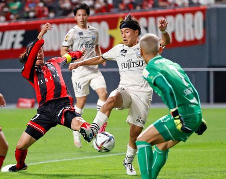 前半、チーム２点目のゴールを決める川崎・遠野（右から２人目）。ＧＫ菅野＝札幌ドーム