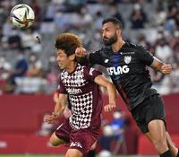 前半、ＦＣ東京のジョアン・オマリ（右）の激しいマークに苦しむ大迫（撮影・吉澤敬太）