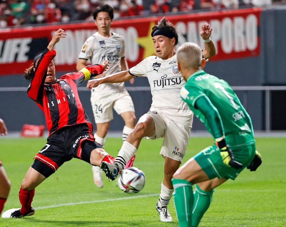 前半、チーム２点目のゴールを決める川崎・遠野（右から２人目）。ＧＫ菅野＝札幌ドーム