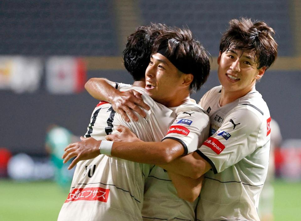 前半、チーム２点目のゴールを決め、抱き合い喜ぶ川崎・遠野（中央）＝札幌ドーム
