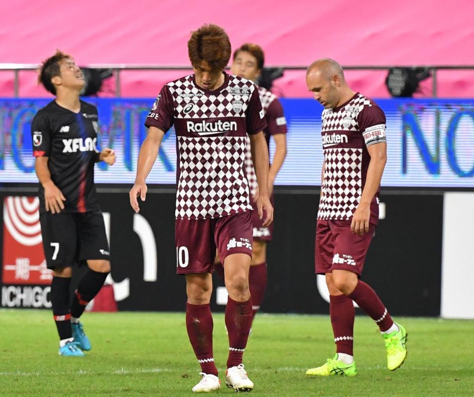ＦＣ東京に競り負け、うつむく神戸・大迫勇也（中央）とアンドレス・イニエスタ＝ノエビアスタジアム神戸（撮影・吉澤敬太）