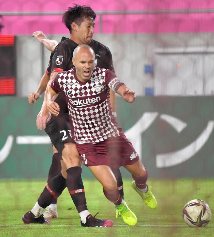 後半、ＦＣ東京・青木（左）のチャージを受け、倒れる神戸のイニエスタ＝ノエビアスタジアム神戸（撮影・吉澤敬太）