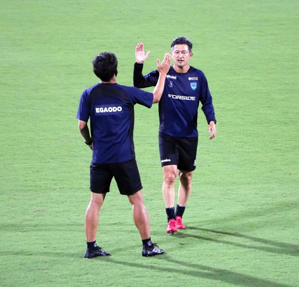 　試合前の練習を終える横浜ＦＣ・三浦（右）＝三協フロンテア柏スタジアム