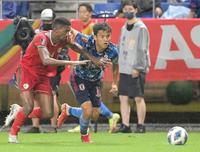 　後半、攻め上がる久保＝撮影・高部洋祐