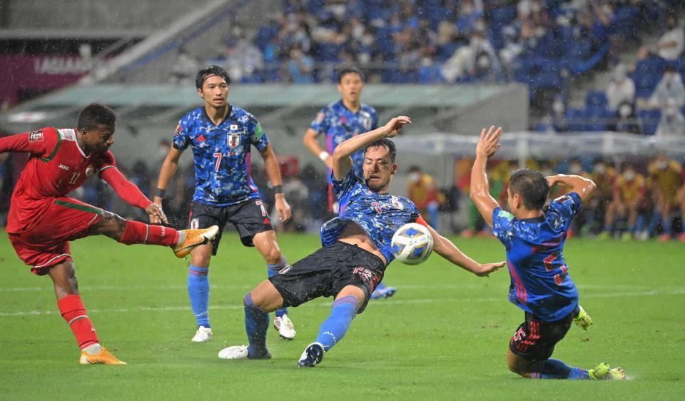 　前半、オマーンのシュートを食い止める日本代表・吉田（中央）と長友（右端）＝撮影・高部洋祐