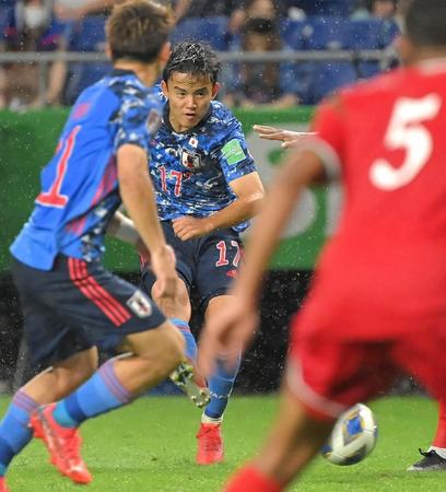 　後半、シュートを放つ久保（撮影・高部洋祐）