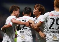 　後半、チーム４点目のゴールを決めた松田（２２）を祝福するＣ大阪・乾（右から２人目）＝（撮影・坂部計介）