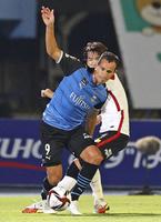 　前半、競り合う川崎・レアンドロダミアン（９）