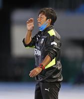 　前半、指示を出す川崎・鬼木監督