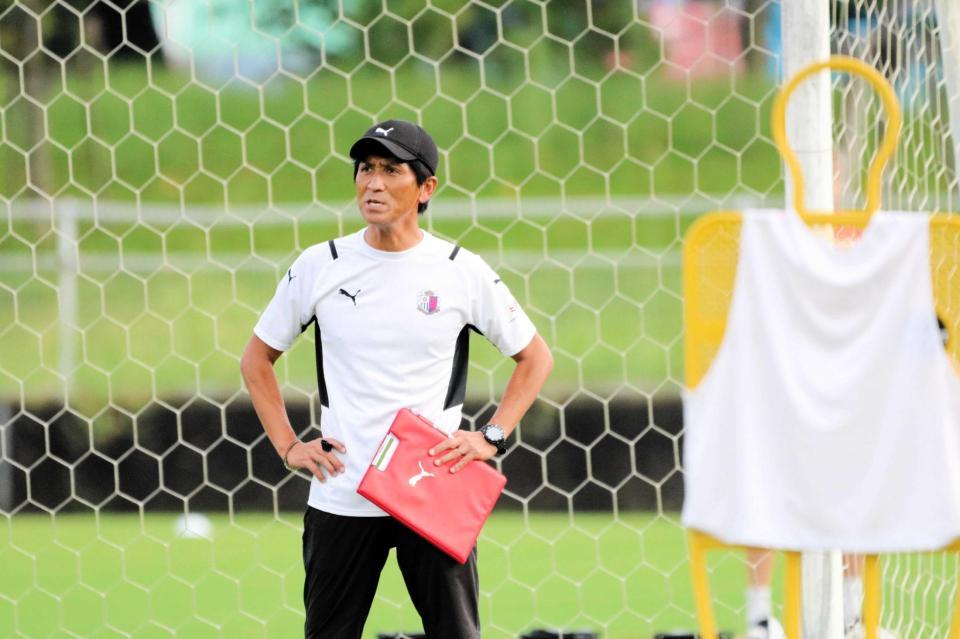 　Ｇ大阪戦に向けて練習を指揮するＣ大阪・小菊監督（セレッソ大阪提供）