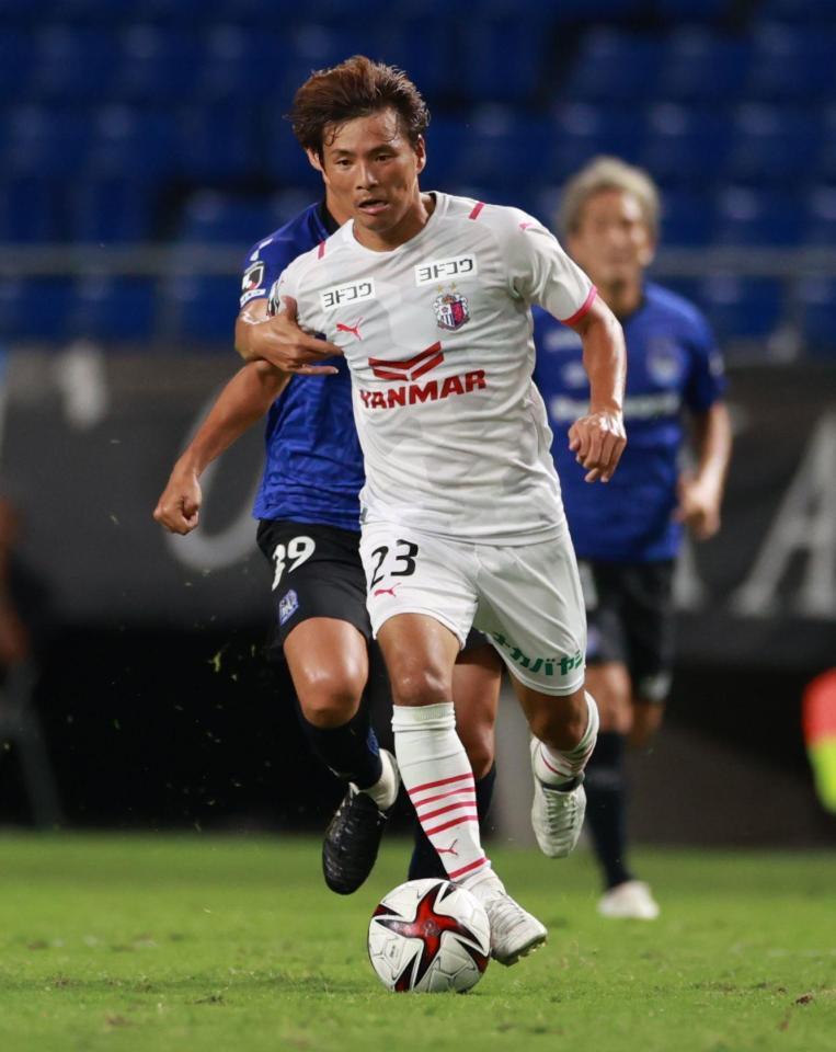 　後半、激しく競り合うＣ大阪・乾（撮影・坂部計介）