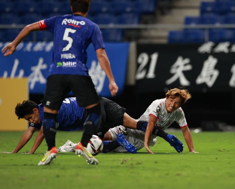 　後半、激しく競り合うＣ大阪・乾（撮影・坂部計介）