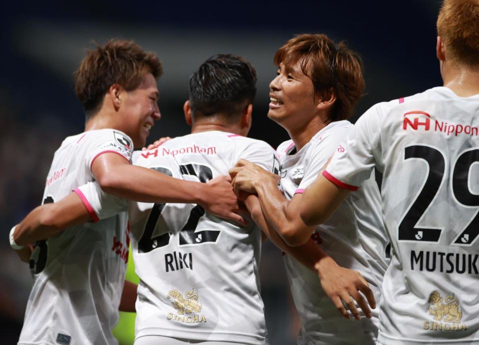 　後半、チーム４点目のゴールを決めた松田（２２）を祝福するＣ大阪・乾（右から２人目）＝（撮影・坂部計介）