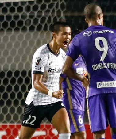 　後半、同点ゴールを決めガッツポーズする神戸・佐々木