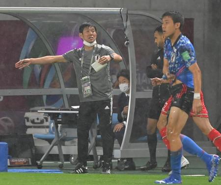 　２日のオマーン戦前半、指示を送る森保監督＝撮影・高部洋祐