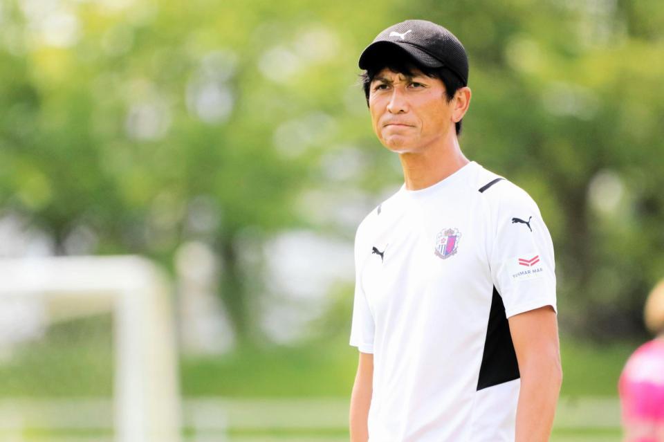 　札幌戦に向けて練習を指揮するＣ大阪・小菊監督（セレッソ大阪提供）