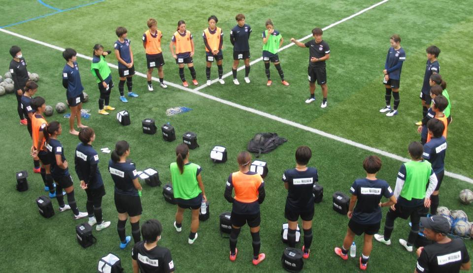 練習後、円陣を組んで中村監督の話を聞く広島レジーナの選手たち