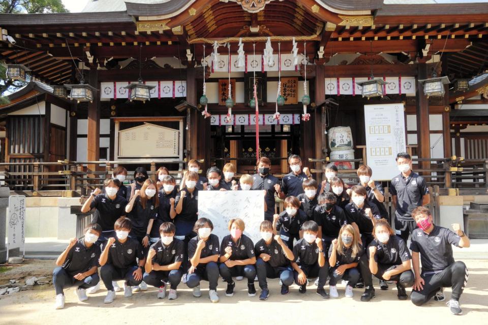 ＷＥリーグ開幕を前に必勝祈願を行ったＩＮＡＣ神戸＝本住吉神社