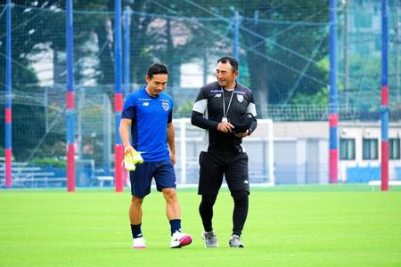 ＦＣ東京に復帰した長友佑都（左）と長谷川監督（ＦＣ東京提供）