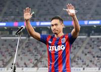 柏戦後、サポーターにあいさつするＦＣ東京・長友＝（Ｃ）Ｆ．Ｃ．ＴＯＫＹＯ