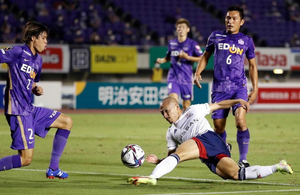 　前半、ゴールを狙う横浜Ｍ・前田（右下）