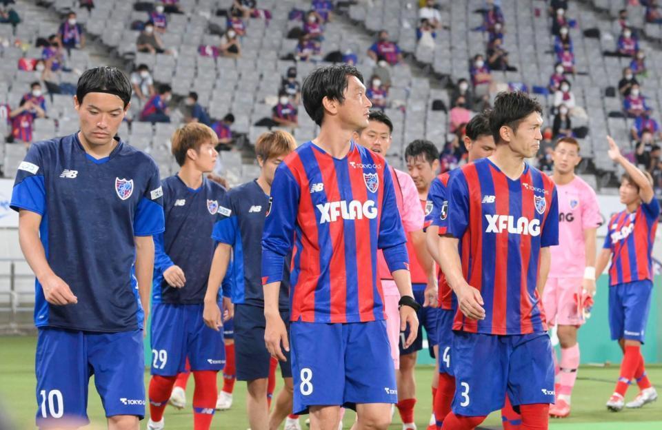 　柏に敗れ、厳しい表情で引き揚げる東（左端）らＦＣ東京イレブン
