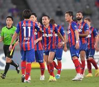 　横浜ＦＣに勝利し、イレブンとタッチを交わすＦＣ東京・長友（中央）＝撮影・西岡正