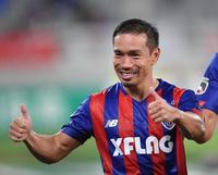 　試合後、サポーターに笑顔でポーズを決めるＦＣ東京・長友（撮影・西岡正）