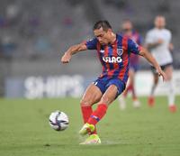 　後半、ゴール前へパスを出すＦＣ東京・長友（撮影・西岡正）