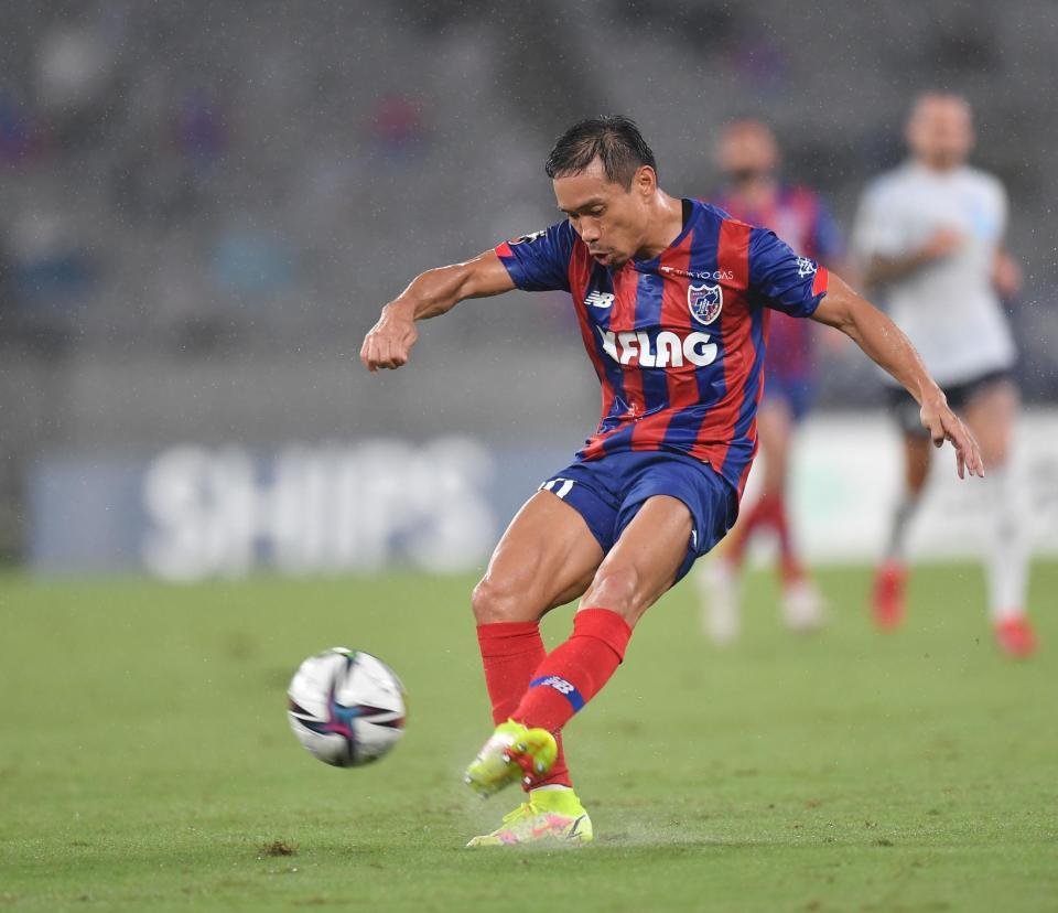 　後半、ゴール前へパスを出すＦＣ東京・長友（撮影・西岡正）