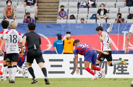 　前半終了間際、同点ゴールを決める浦和・酒井（右端）