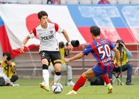 　後半、パスを出す浦和・酒井（左）