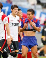 　試合を終え、言葉を交わすＦＣ東京・長友（右）と浦和・酒井