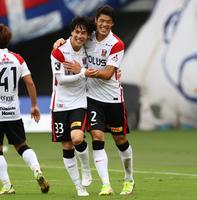 　前半、同点ゴールが決まり、笑顔を見せる浦和・酒井（右）