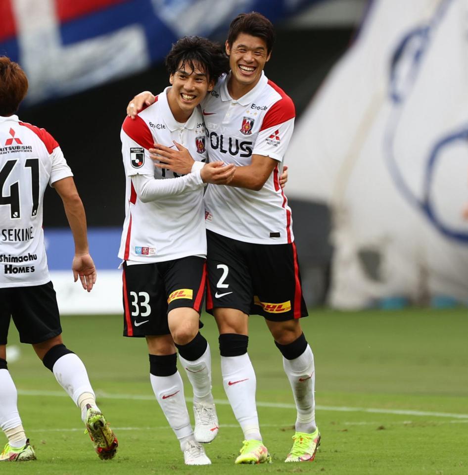 　前半、同点ゴールが決まり、笑顔を見せる浦和・酒井（右）