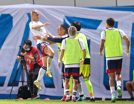 　後半、チーム２点目のゴールを決め、跳び上がって喜ぶ横浜Ｍ・前田（左端）