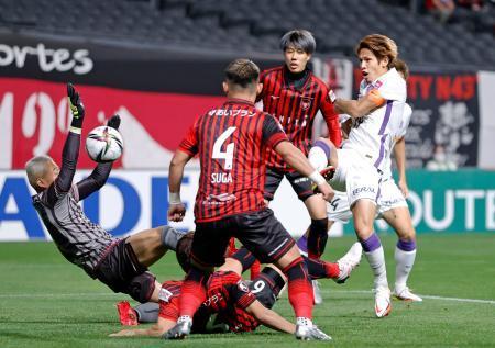 　札幌-広島　前半、先制ゴールを決める広島・佐々木（右端）。ＧＫ菅野＝札幌ドーム