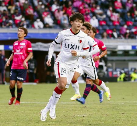 　後半、ＰＫを決めた鹿島・上田（手前）＝ヨドコウ