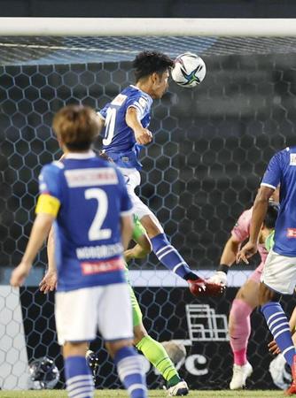 　試合終了間際、ヘディングで決勝ゴールを決める川崎・知念＝等々力