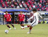 　後半、ＰＫを決める鹿島・上田＝ヨドコウ