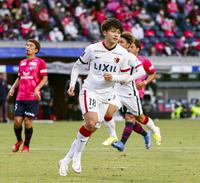 　後半、ＰＫを決めた鹿島・上田（手前）＝ヨドコウ