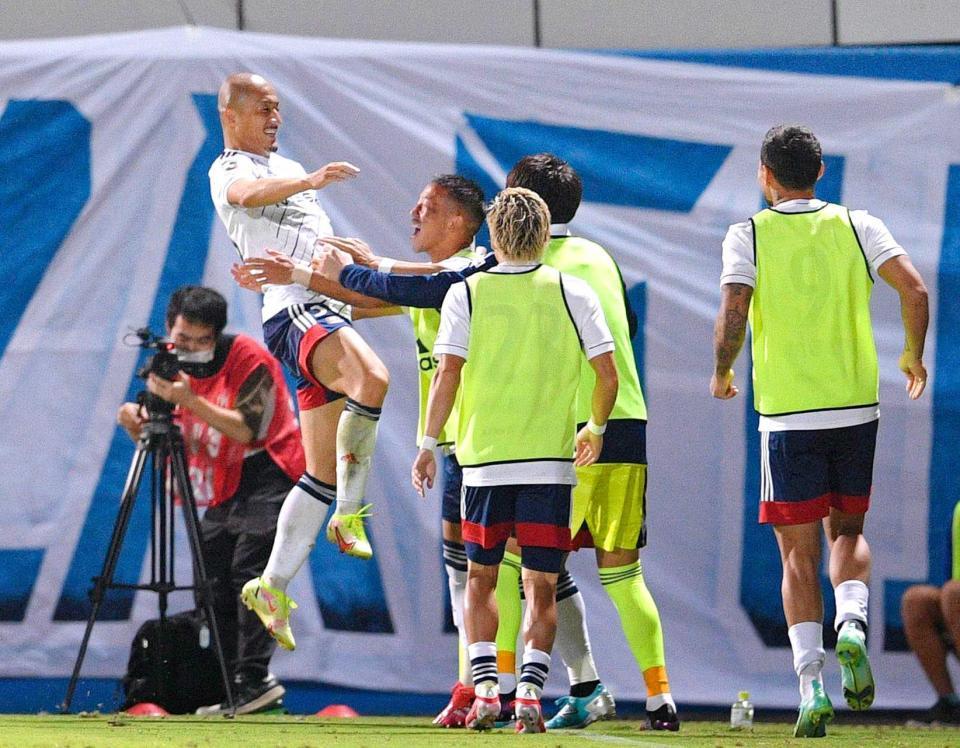 　後半、チーム２点目のゴールを決め、跳び上がって喜ぶ横浜Ｍ・前田（左端）