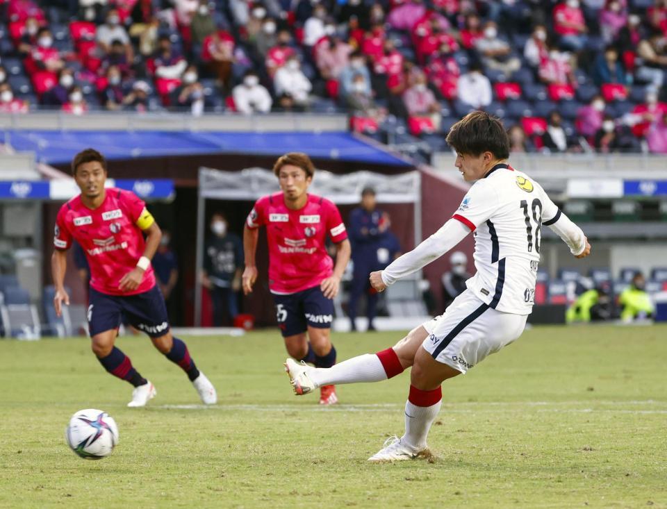 　後半、ＰＫを決める鹿島・上田＝ヨドコウ